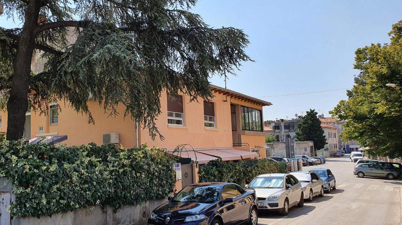 Colosseum Garden Studio Apartments Pula Bagian luar foto